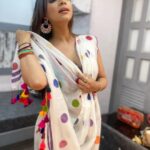 Pooja Banerjee Instagram - Swipe right to the last picture to see the real happiness of wearing this saree ❤️❤️❤️ #PoojaBanerjee #SareeLoveisPureLove #BlueMermaid #MommyToBe #Preggo #PreggoLife