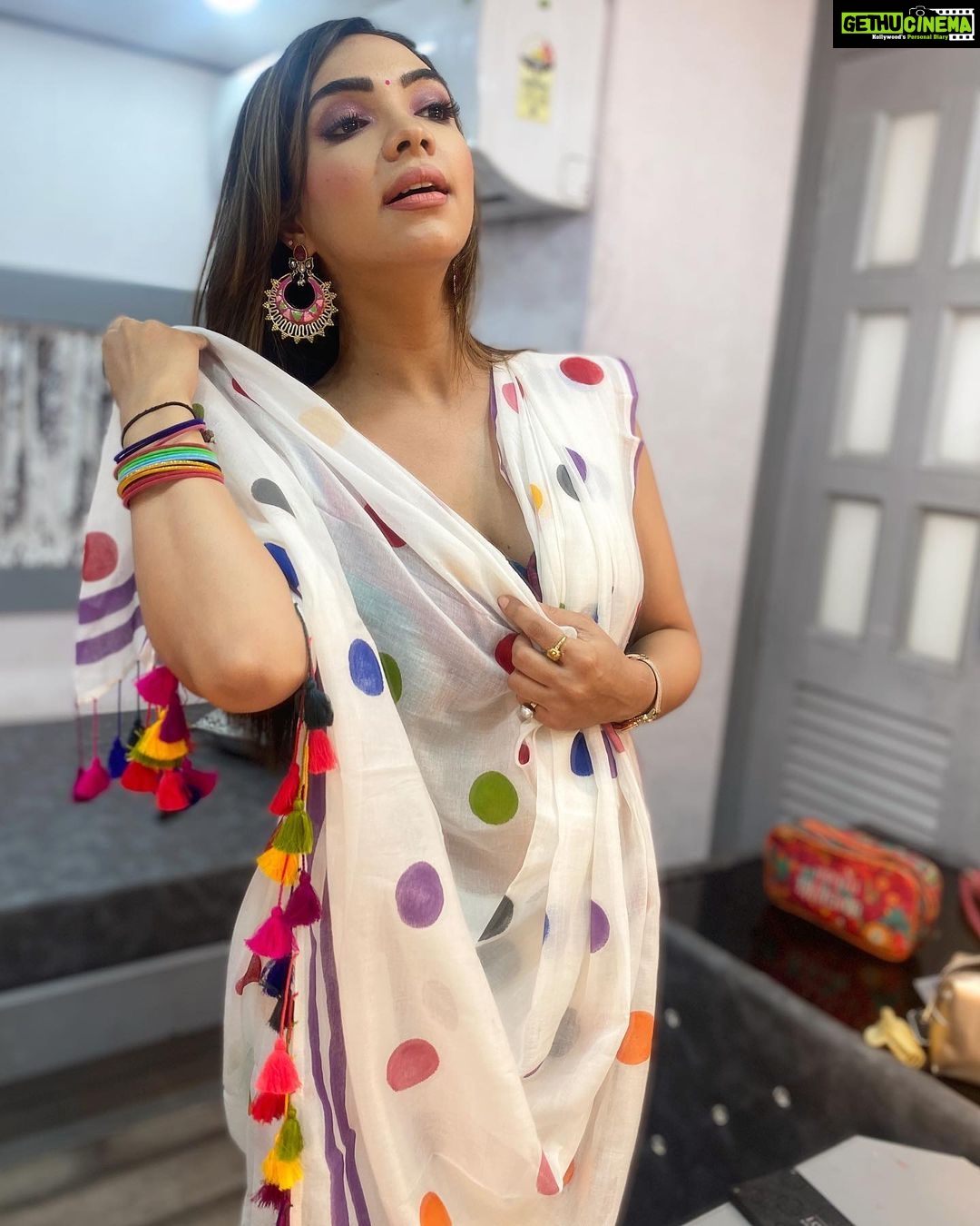 Pooja Banerjee Instagram - Swipe right to the last picture to see the real happiness of wearing this saree ❤️❤️❤️ #PoojaBanerjee #SareeLoveisPureLove #BlueMermaid #MommyToBe #Preggo #PreggoLife