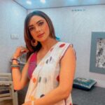 Pooja Banerjee Instagram - Loving this song more because @iam_reyhna made me fall in love with this song ….. ❤️❤️❤️ #JustReeling #SareeLoveisPureLove #Saree #BlueMermaid #PoojaBanerjee #Preggo #PreggoLife #MommyToBe #chakachak