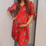 Pooja Banerjee Instagram - Just….. #mommytobe having some fun playing dress up …. #Reels #reelitfeelit #PoojaBanerjee #BlueMermaid #SareeLoveisPureLove #Preggo #preggoLife #VanityDiaries #RheaMehra #KumKumBhagya