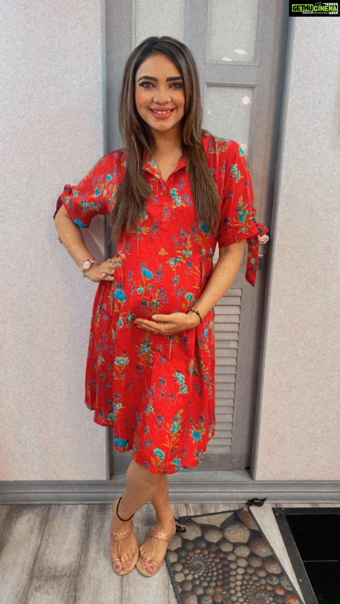 Pooja Banerjee Instagram - Just….. #mommytobe having some fun playing dress up …. #Reels #reelitfeelit #PoojaBanerjee #BlueMermaid #SareeLoveisPureLove #Preggo #preggoLife #VanityDiaries #RheaMehra #KumKumBhagya