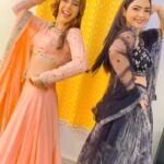Pooja Banerjee Instagram - Oye hoye…!!! 💃 Kapoor Sisters in the make-up room !!! #MakeuproomDiaries #balh #Badeachelagtehain @shreya_nehal @muktadhond @sonytvofficial