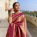 Pooja Banerjee Instagram - #sareeloveistruelove ❤️ Saree by @houseofvardha Hair styling by @gulshanmazher123 #PoojaBanerjee #BlueMermaid #Preggo #PreggoLife #MommyToBe Make-up by @vinodsingh5913
