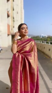 Pooja Banerjee Instagram - #sareeloveistruelove ❤️ Saree by @houseofvardha Hair styling by @gulshanmazher123 #PoojaBanerjee #BlueMermaid #Preggo #PreggoLife #MommyToBe Make-up by @vinodsingh5913