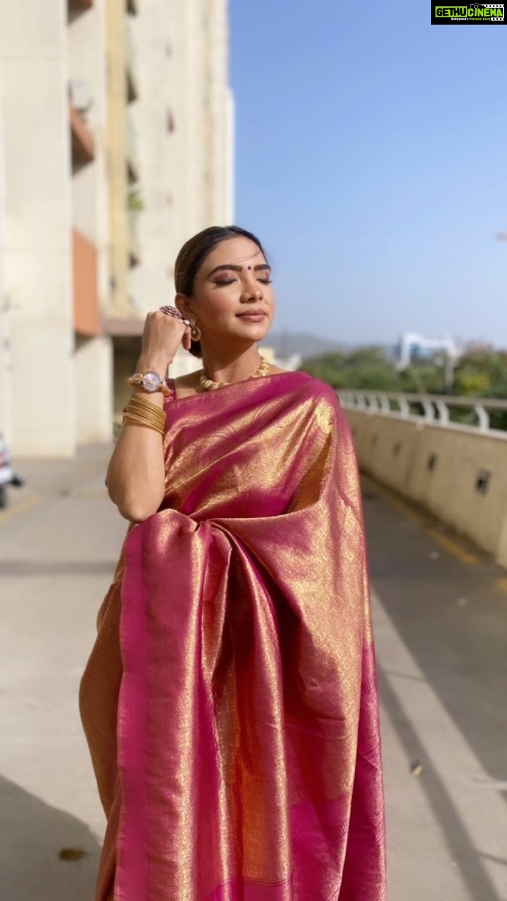 Pooja Banerjee Instagram - #sareeloveistruelove ❤️ Saree by @houseofvardha Hair styling by @gulshanmazher123 #PoojaBanerjee #BlueMermaid #Preggo #PreggoLife #MommyToBe Make-up by @vinodsingh5913