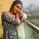 Pooja Banerjee Instagram - Happy Makar Sankranti ❤️ May the Sun God throw rays of peace, happiness, love and prosperity ❤️❤️ Outfit by - @maaesaclothing HMU by- @jhanvimehta_mua_ #PoojaBanerjee #BlueMermaid #Preggo #PreggoLife #MommyToBe #reels #reelitfeelit