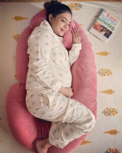 Pooja Banerjee Instagram - #PregnancyPillow by @quiltcomfort … My Companion during my entire pregnancy… I wouldn’t sleep without this (or rather I couldn’t sleep without this) well this is The Only brand to offer 14 nights trial and 6 months warranty and guess what, it was not even made for commercial selling, but the founder developed this for his pregnant wife and That’s how it became the best pregnancy pillow!!!! Thank you @quiltcomfort for making my Journey so comfortable ❤️❤️❤️ night suit by @chicmomz