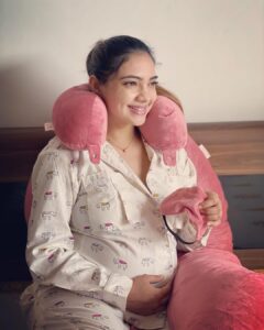 Pooja Banerjee Instagram - #PregnancyPillow by @quiltcomfort … My Companion during my entire pregnancy… I wouldn’t sleep without this (or rather I couldn’t sleep without this) well this is The Only brand to offer 14 nights trial and 6 months warranty and guess what, it was not even made for commercial selling, but the founder developed this for his pregnant wife and That’s how it became the best pregnancy pillow!!!! Thank you @quiltcomfort for making my Journey so comfortable ❤️❤️❤️ night suit by @chicmomz