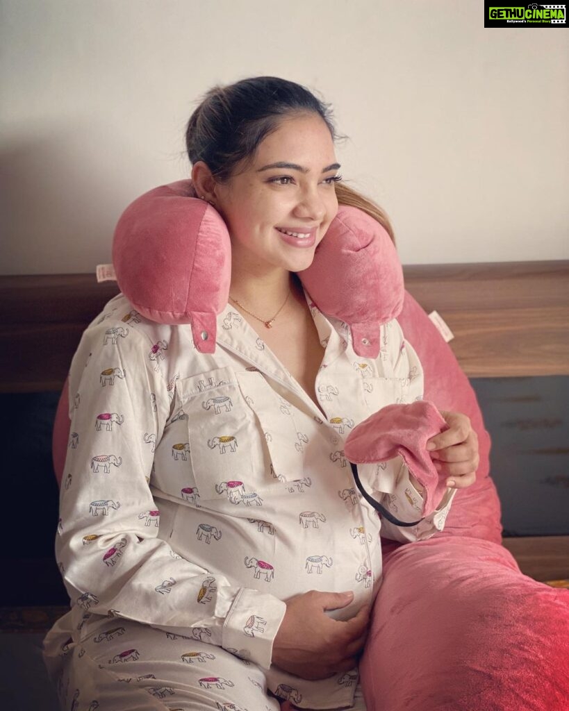 Pooja Banerjee Instagram - #PregnancyPillow by @quiltcomfort … My Companion during my entire pregnancy… I wouldn’t sleep without this (or rather I couldn’t sleep without this) well this is The Only brand to offer 14 nights trial and 6 months warranty and guess what, it was not even made for commercial selling, but the founder developed this for his pregnant wife and That’s how it became the best pregnancy pillow!!!! Thank you @quiltcomfort for making my Journey so comfortable ❤️❤️❤️ night suit by @chicmomz