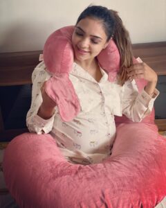 Pooja Banerjee Instagram - #PregnancyPillow by @quiltcomfort … My Companion during my entire pregnancy… I wouldn’t sleep without this (or rather I couldn’t sleep without this) well this is The Only brand to offer 14 nights trial and 6 months warranty and guess what, it was not even made for commercial selling, but the founder developed this for his pregnant wife and That’s how it became the best pregnancy pillow!!!! Thank you @quiltcomfort for making my Journey so comfortable ❤️❤️❤️ night suit by @chicmomz