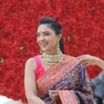Pooja Banerjee Instagram - Rose Day??? Chala gaya??? Ab kya karein!!!! Well pregnancy 🤰 🤷🏻‍♀️makes you forget days (weeks as well) for sure.. but who cares .. Here’s wishing my Insta fam a very happy February… #FebruaryFever #LoveMonth #PoojaBanerjee #BlueMermaid #Throwback #thrwobackthursday #ToMoreThrowbacks🤓