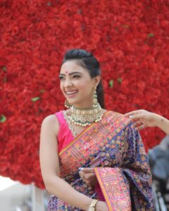 Pooja Banerjee Instagram - Rose Day??? Chala gaya??? Ab kya karein!!!! Well pregnancy 🤰 🤷🏻‍♀️makes you forget days (weeks as well) for sure.. but who cares .. Here’s wishing my Insta fam a very happy February…  #FebruaryFever #LoveMonth #PoojaBanerjee #BlueMermaid #Throwback #thrwobackthursday #ToMoreThrowbacks🤓