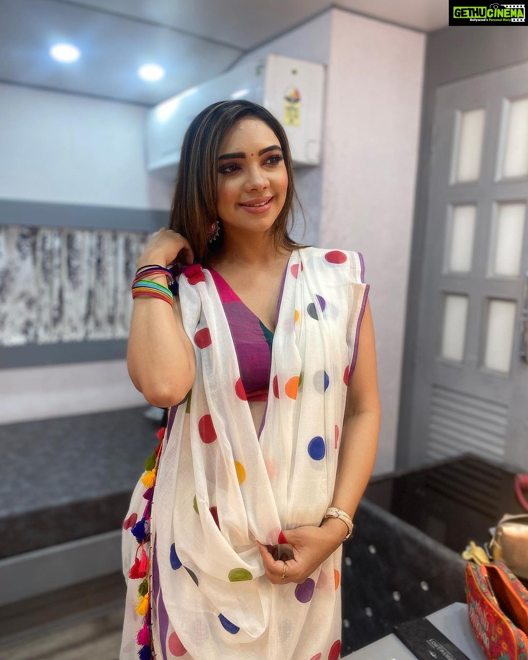 Pooja Banerjee Instagram - Swipe right to the last picture to see the real happiness of wearing this saree ❤️❤️❤️ #PoojaBanerjee #SareeLoveisPureLove #BlueMermaid #MommyToBe #Preggo #PreggoLife
