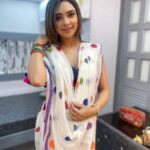Pooja Banerjee Instagram – Swipe right to the last picture to see the real happiness of wearing this saree ❤️❤️❤️ #PoojaBanerjee #SareeLoveisPureLove #BlueMermaid #MommyToBe #Preggo #PreggoLife