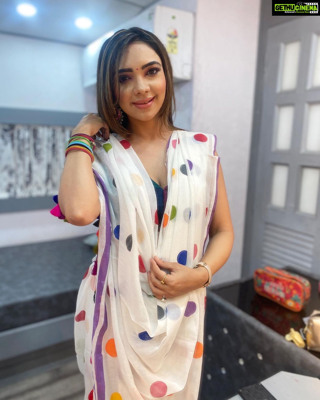 Pooja Banerjee Instagram - Swipe right to the last picture to see the real happiness of wearing this saree ❤️❤️❤️ #PoojaBanerjee #SareeLoveisPureLove #BlueMermaid #MommyToBe #Preggo #PreggoLife