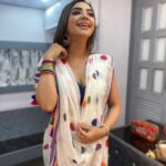Pooja Banerjee Instagram - Swipe right to the last picture to see the real happiness of wearing this saree ❤️❤️❤️ #PoojaBanerjee #SareeLoveisPureLove #BlueMermaid #MommyToBe #Preggo #PreggoLife