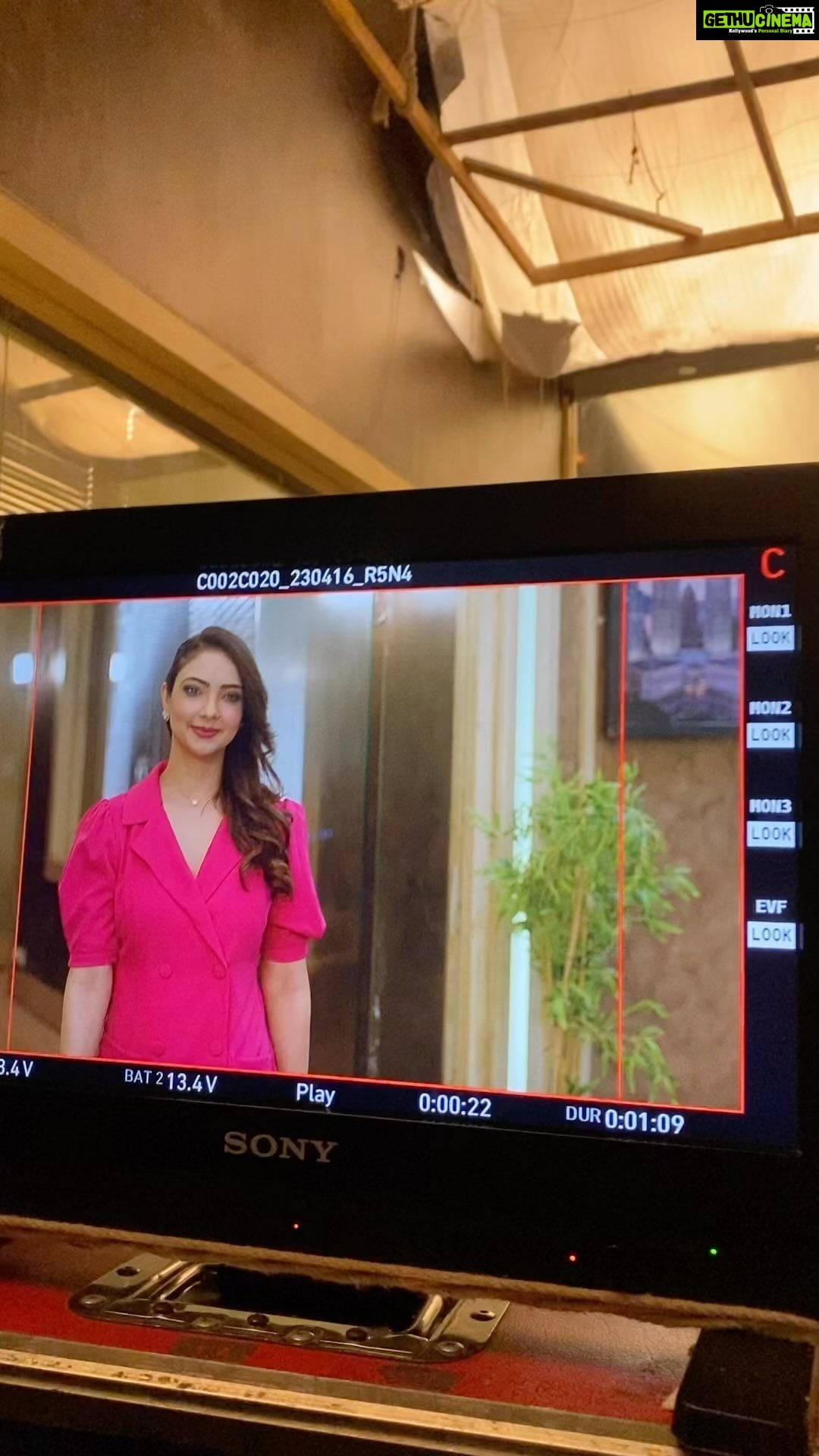 Pooja Banerjee Instagram - Ab ye haqiqat hai ya sapna… agar Sapna hai to phir kiska hai??? #Mahir ka? #Angad ka? Ya Pihu ka??? #badeacchelagtehain2 @muktadhond @shreya_nehal #PihuKapoor #PoojaBanerjii