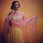 Pooja Banerjee Instagram - Crimson Love Affair… Styled by @nehaadhvikmahajan Outfit by @neerusindia #PoojaBanerjee #RheaMehra #BlueMermaid #MommyToBe #Preggo #PreggoLife #Photoshoot #IndianOutfit #CrimsonLove