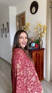 Pooja Banerjee Instagram - Obsessing over this new wedding song and the sajna step ❤️💃

@badboyshah 
@punitjpathakofficial @payaldevofficial @adityadevmusic 

#Sajna #SajnaStep #SajnaSayYesToTheDress
#Badshah #wedding #Sangeet #PoojaBanerjee #BlueMermaid #MomToBe #HappyMe