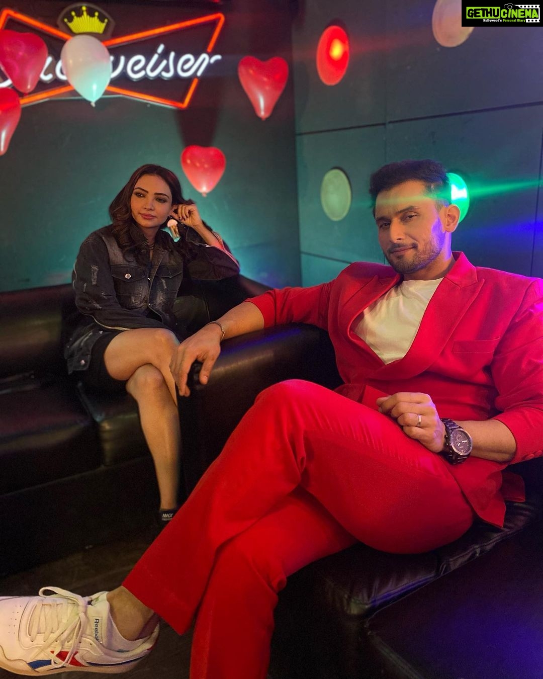 Pooja Banerjee Instagram - In this world of Pihu would you like to be the Angad #BadeAcheLagteHain2 #Sony @muktadhond @shreya_nehal @leenesh_mattoo #PoojaBanerjii #LeeneshMattoo #PokerFace @rimzhimsain