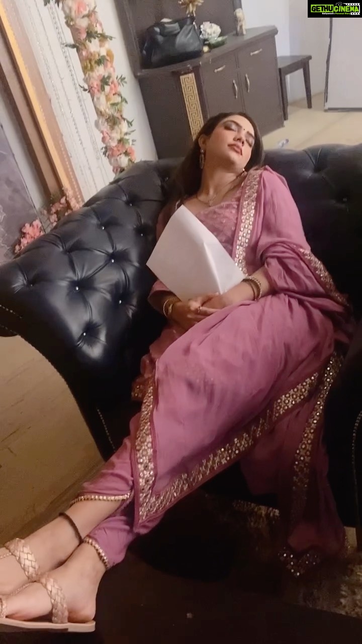 Pooja Banerjee Instagram - Shooting while being #Preggo #ReadScripts #TakeANap #ShootReels #PreggoLife #RheaMehra #Bts #KumKumBhagya #PoojaBanerjee #BlueMermaid #momToBe