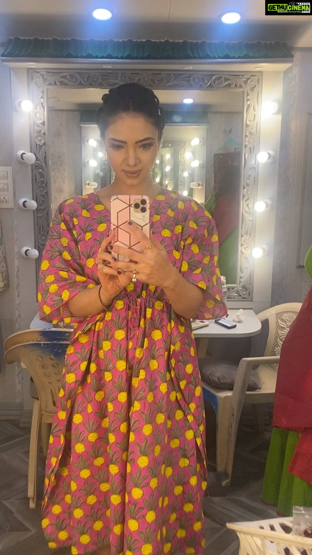 Pooja Banerjee Instagram - It’s a colourful life… #Reels #PoojaBanerjee #RheaMehra #KumKumBhagya# #reelitfeelit❤️❤️ #BlueMermaid #Preggo #PreggoLife #MomToBe Kaftan by @phutari.india