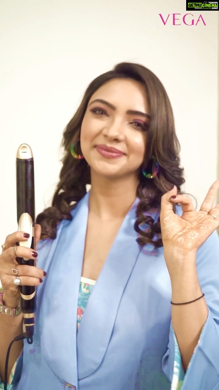 Pooja Banerjee Instagram - Hello guys ๐ Iโm extremely excited to introduce the @vegabeauty 3 in 1 Hair Styler to you all. It comes with a Straightener, Crimper and Curler, all attached in one, isnโt that so great? ๐ Switching to different hairstyles has never been this easy and thatโs why it has become my favorite product, and Iโm sure it will become yours too! Go grab yours from the @mynykaa Pink Friday Sale today!๐๐ฝโโ๏ธ #StraightCrimpCurl #VEGA3in1HairStyler #GoodbyeSalon #Vega #VegaBeauty #PersonalCare #Grooming #BeautyCare #YourStyleExpert #PersonalStyleExpert #YourPartnerInBeauty #YourPartnerInCare shot by @dipanshu_21_ @dineshdudy004