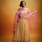 Pooja Banerjee Instagram - #CrimsonLoveAffair #PoojaBanerjee #MommyToBe #Preggo ##PreggoLife Styled by @nehaadhvikmahajan Outfit by @neerusindia