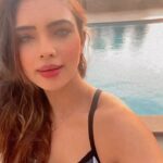 Pooja Banerjee Instagram - My first swim after being Pregnant… swimming really relaxes me and keeps me happy and healthy… #SwimmingIsLife #Preggo #preggolife🤰🏻 #MomtoBe #PoojaBanerjee #BlueMermaid #Reels