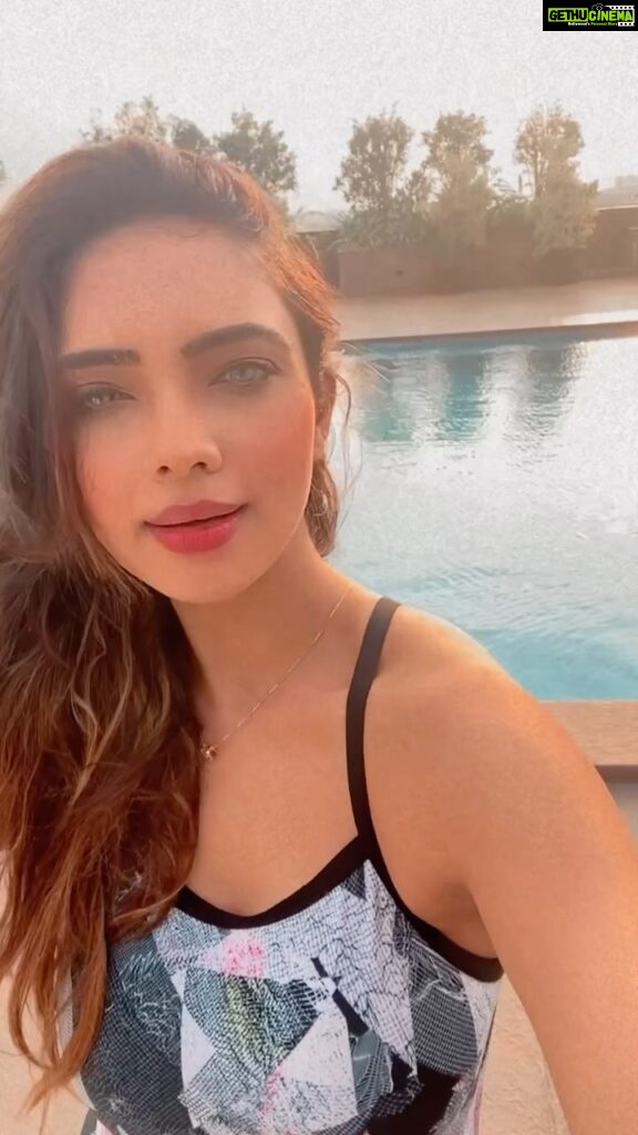 Pooja Banerjee Instagram - My first swim after being Pregnant… swimming really relaxes me and keeps me happy and healthy… #SwimmingIsLife #Preggo #preggolife🤰🏻 #MomtoBe #PoojaBanerjee #BlueMermaid #Reels