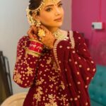 Pooja Banerjee Instagram - সাজ গোজ #PoojaBanerjee #RheaMehra #KumKumBhagya #ZeeTv #Preggo #PreggoLife #MomTOBe #bridalmakeup #bridallehenga #mirrormirror #mirrorpic
