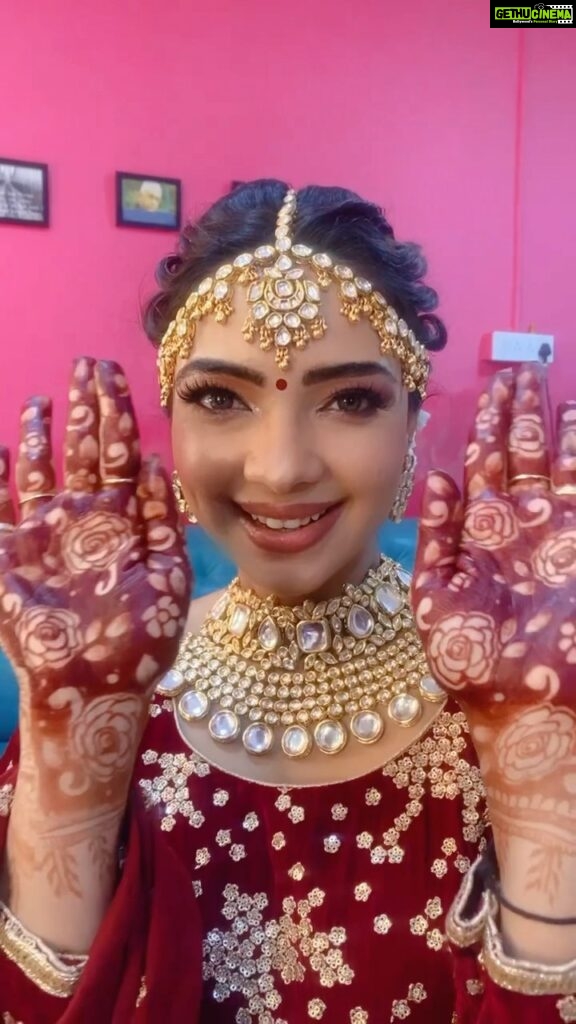 Pooja Banerjee Instagram - Since the wedding season is here… #WeddingSeason #Mehendi #PoojaBanerjee #RheaMehra #kumkumbhagya #zeetv #PreggoLife #Preggo #MomToBe