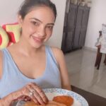 Pooja Banerjee Instagram - A peak into the first two hours of my #PreggoLife ➡️ Wake Up Early ➡️ Talk to The Plants ➡️ Drink Coconut Water ➡️Pre-Natal Yoga ➡️ Make Muesli ➡️ Have Breakfast ➡️ Drink Orange Juice All this before leaving for shoot.. #PoojaBanerjee #BlueMermaid #PreggoLife #MomToBe