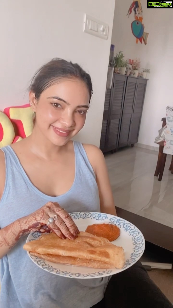 Pooja Banerjee Instagram - A peak into the first two hours of my #PreggoLife ➡️ Wake Up Early ➡️ Talk to The Plants ➡️ Drink Coconut Water ➡️Pre-Natal Yoga ➡️ Make Muesli ➡️ Have Breakfast ➡️ Drink Orange Juice All this before leaving for shoot.. #PoojaBanerjee #BlueMermaid #PreggoLife #MomToBe