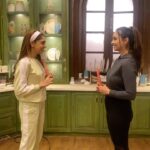 Pooja Banerjee Instagram - Dhal gaya din hogayi shaam Jaane do jaanaaaa haiiii But Abhi bhiii shooting baakiiii hai!! Offscreen sister bonding❤️ #reelitfeelit #bts #instagramreels #reelsinstagram #trendingreels #balh2