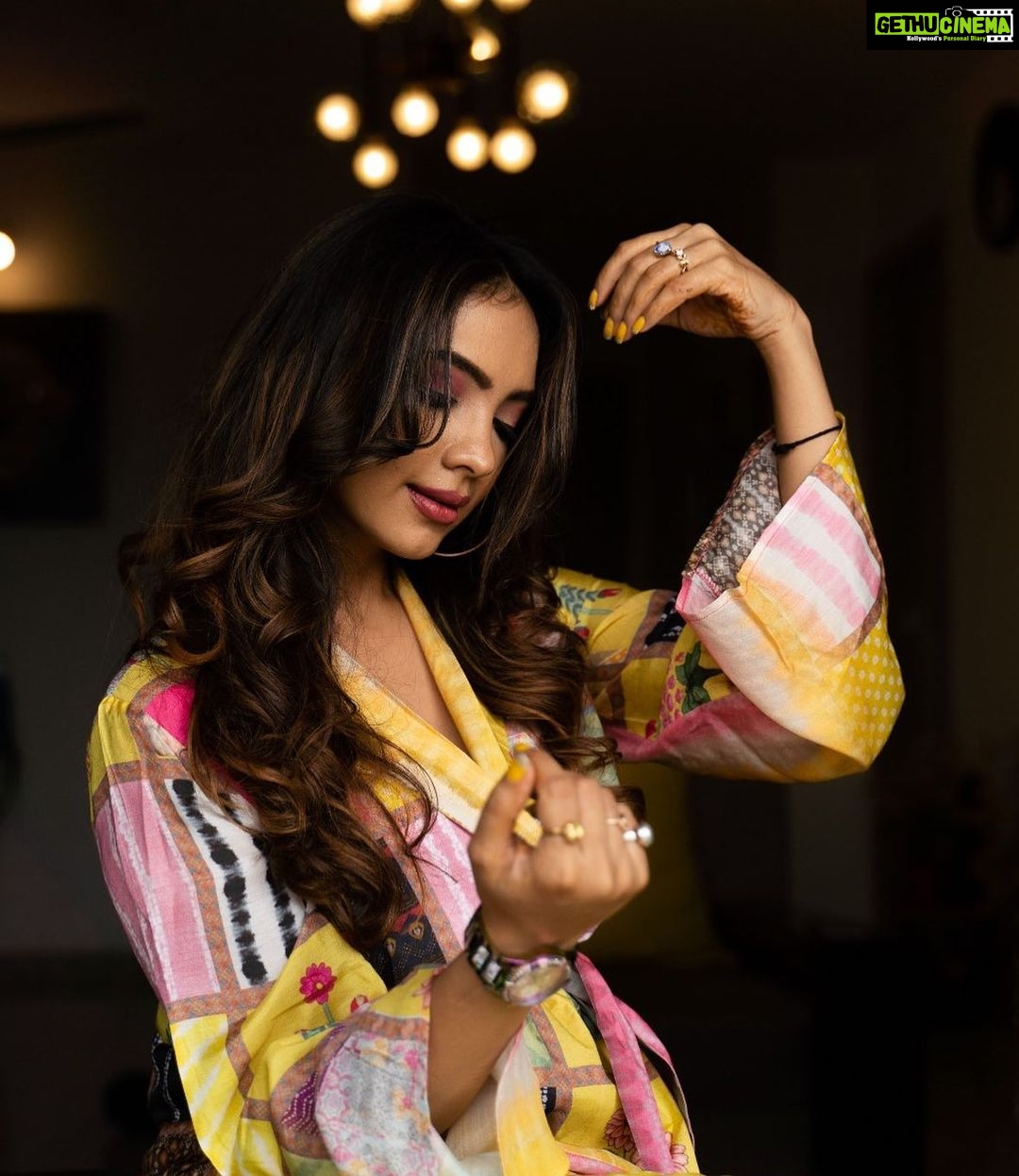Pooja Banerjee Instagram - #ShineBright like a Diamond. Styled by @thedotdiary @thedottstyle Outfit by @theboozybutton Makeup & Hair by @jhanvimehta_mua_ Clicked by @captis.studios.fashion. #PoojaBanerjee #BlueMermaid #preggo #preggolife #preggostyle
