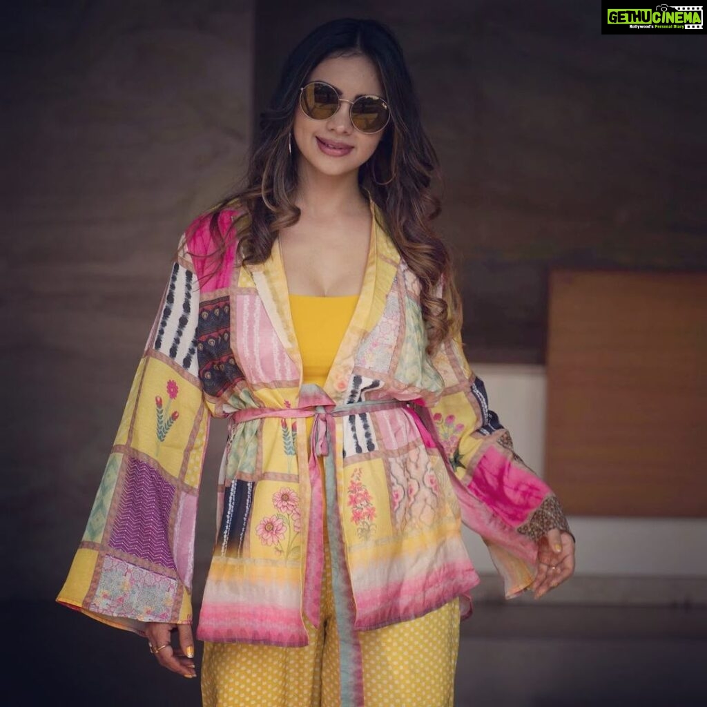 Pooja Banerjee Instagram - #BirthdayGirl in @theboozybutton Styled by @thedotdiary @thedottstyle Outfit by @theboozybutton Makeup & Hair by @jhanvimehta_mua_ Clicked by @captis.studios.fashion #PoojaBanerjee #BlueMermaid #preggo #yellowmellow💛 #lazyoutfit #momtobe Mumbai, Maharashtra