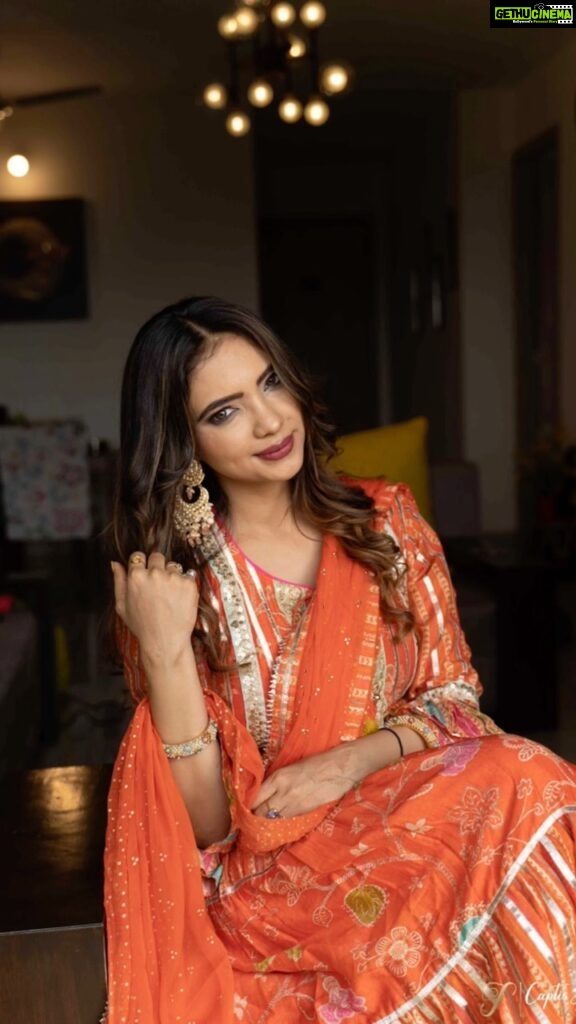 Pooja Banerjee Instagram - Happy Diwaliiiiii 🪔 #Suited #ReelitFeelIt #reelkarofeelkaro #PoojaBanerjee#diwalioutfit