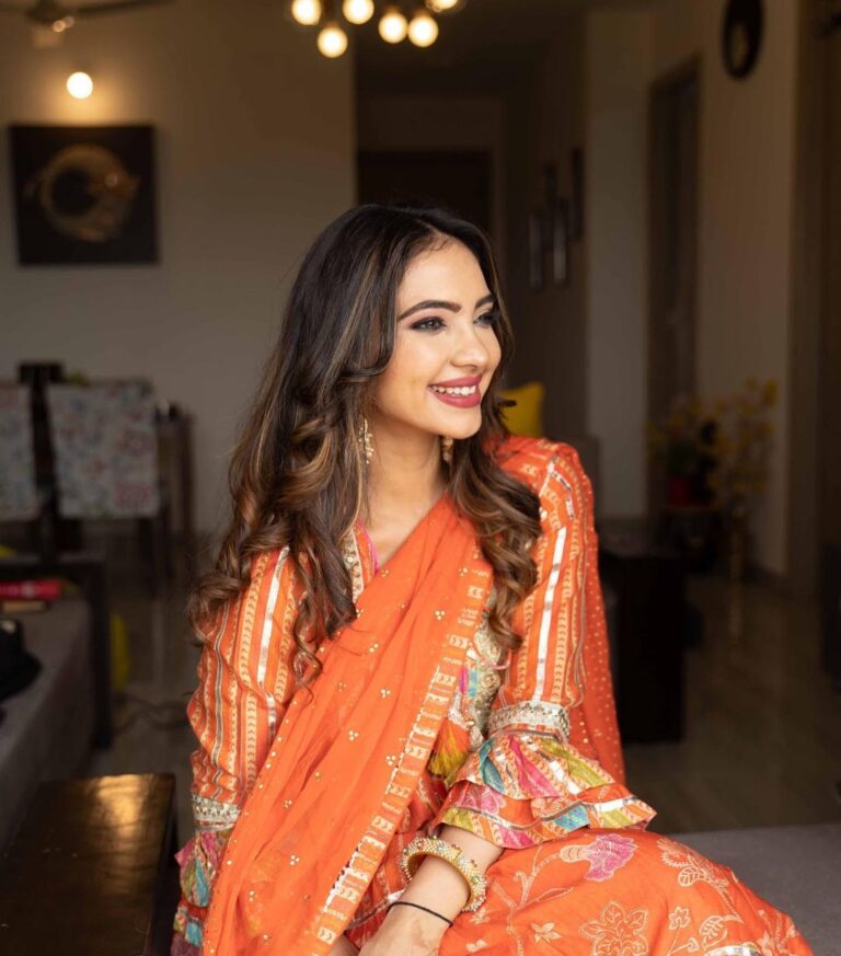 Pooja Banerjee Instagram - Happy Diwali… May This Diwali bring peace, prosperity,love and light in your life … Styled by @thedotdiary @thedottstyle Outfit by @gopivaiddesigns Earrings by @koharbykanika Makeup & Hair by @jhanvimehta_mua_ Clicked by @captis.studios.fashion. #PoojaBanerjee #GopiVaid #Diwali #DiwaliOutfit #Bluemermaid #MomToBe New Delhi