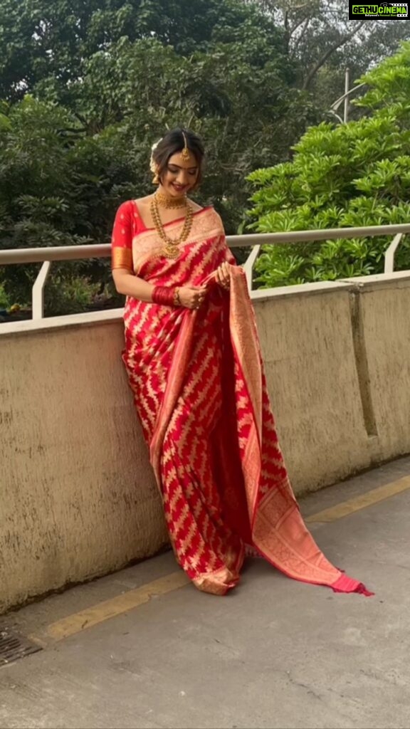 Pooja Banerjee Instagram - Behind the Scenes…. #Saree #Photoshoot #KanjeevaramSaree #SilkSaree