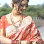 Pooja Banerjee Instagram - #Dhanteras with @kankatala_ and @malabargoldanddiamonds Hair and Make-up by @jhanvimehta_mua_ Shot by @captis.studios thank you Thank You @peek.into.tans.world #PoojaBanerjee #BlueMermaid #Bengali #RedSareeLook #KanjeevaramSaree #Kankatala #MalabarGold ##bengalisaree #Southsilk Styled by- @thedotdiary