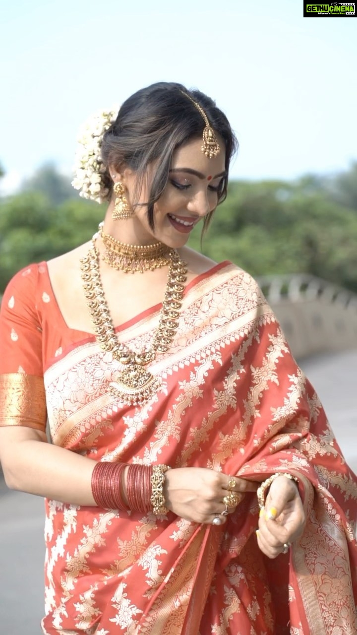 Pooja Banerjee Instagram - #Dhanteras with @kankatala_ and @malabargoldanddiamonds Hair and Make-up by @jhanvimehta_mua_ Shot by @captis.studios thank you Thank You @peek.into.tans.world #PoojaBanerjee #BlueMermaid #Bengali #RedSareeLook #KanjeevaramSaree #Kankatala #MalabarGold ##bengalisaree #Southsilk Styled by- @thedotdiary