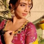 Pooja Banerjee Instagram - #ReelItFeelIt #KarwaChauthMehendiLook #KarwaChauthMehendi #PoojaBanerjee #JattKiBangalan Outfit by @shreeaaryaofficial Styled by @thedotdiary Jwellery by @koharbykanika HMU BY @jhanvimehta_mua_