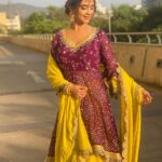 Pooja Banerjee Instagram - #KarwaChauthMehendi Outfit by @shreeaaryaofficial Styled by @thedotdiary Jwellery by @koharbykanika HMU BY @jhanvimehta_mua_