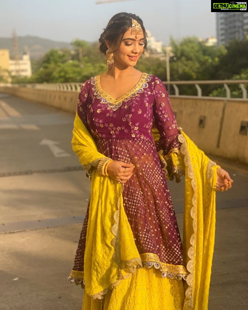 Pooja Banerjee Instagram - #KarwaChauthMehendi Outfit by @shreeaaryaofficial Styled by @thedotdiary Jwellery by @koharbykanika HMU BY @jhanvimehta_mua_