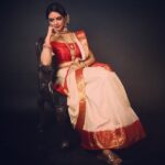 Pooja Banerjee Instagram - I miss getting all decked up during #DurgaPuja in #LaalPaadSaree.. waiting for delicious Bhog being served to waiting in queue for the fish cutlet and mutton chop to be delivered to our batch at the Pujo Pandal Stalls.. waiting for my Ma and Baba to call me to ask when will I reach back for the #SondheArti but I would be happily in the #Adda of my friends and cousins. Miss doing all these things and mostly looking at the Pratima of Maa Durga for an eternity to soak in all the love and strength from Her… kono baipar na, #AshcheBochorHabarHobey bhebhe nije ke shanto kore nicchi. 🙏🙏🙏🙏 #JoyMaDurga #ShubhoMahaSaptami