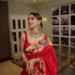 Pooja Banerjee Instagram - Kyunki aaj 3 saal hogaye #KasautiiZindagiiKay2 ko… to yadon ki kuch galiyon me pahunch gayi.. aaj bhi chehre pe ek muskurahat aajati jab bhi ye show ke bare me sochti hoon ya phir jab un logo ke bare me sochti hoon jo is show se jude the… #MissYouAll #NiveditaBasu #SareeLoveisPureLove ❤️