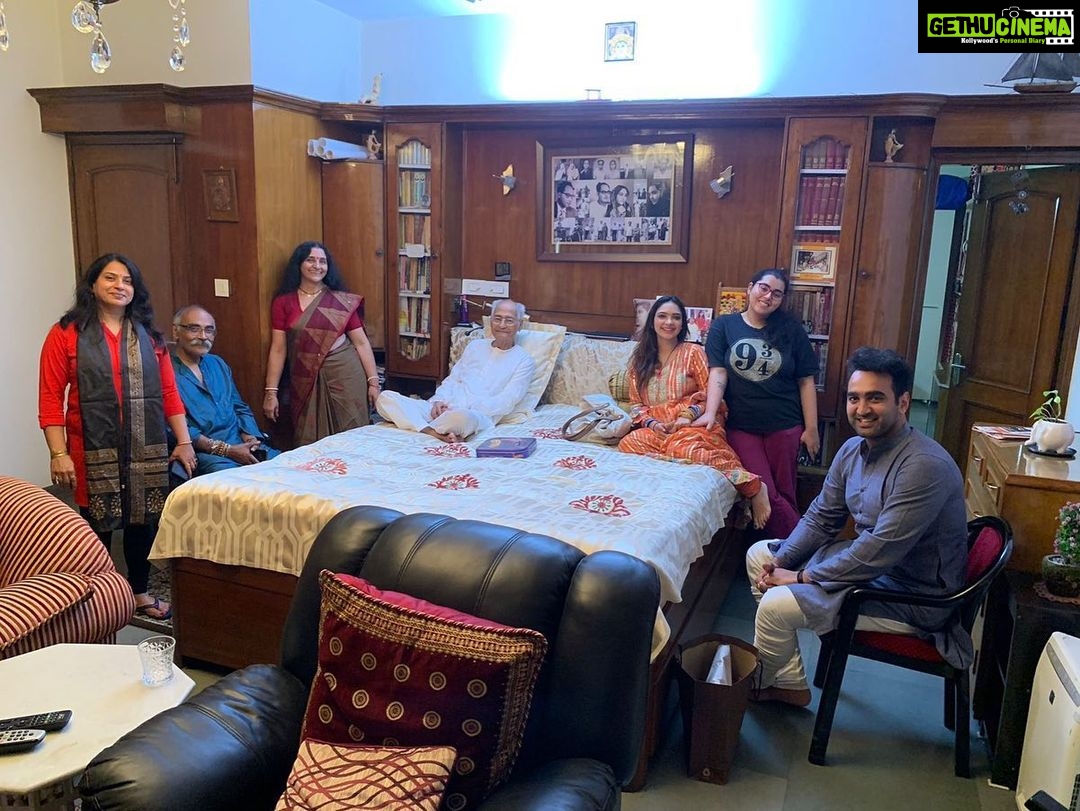 Pooja Banerjee Instagram - π§Ώπ #Diwali #familytime #NewDelhi #PoojaBanerjee #BlueMermaid #SandeepSejwal New Delhi
