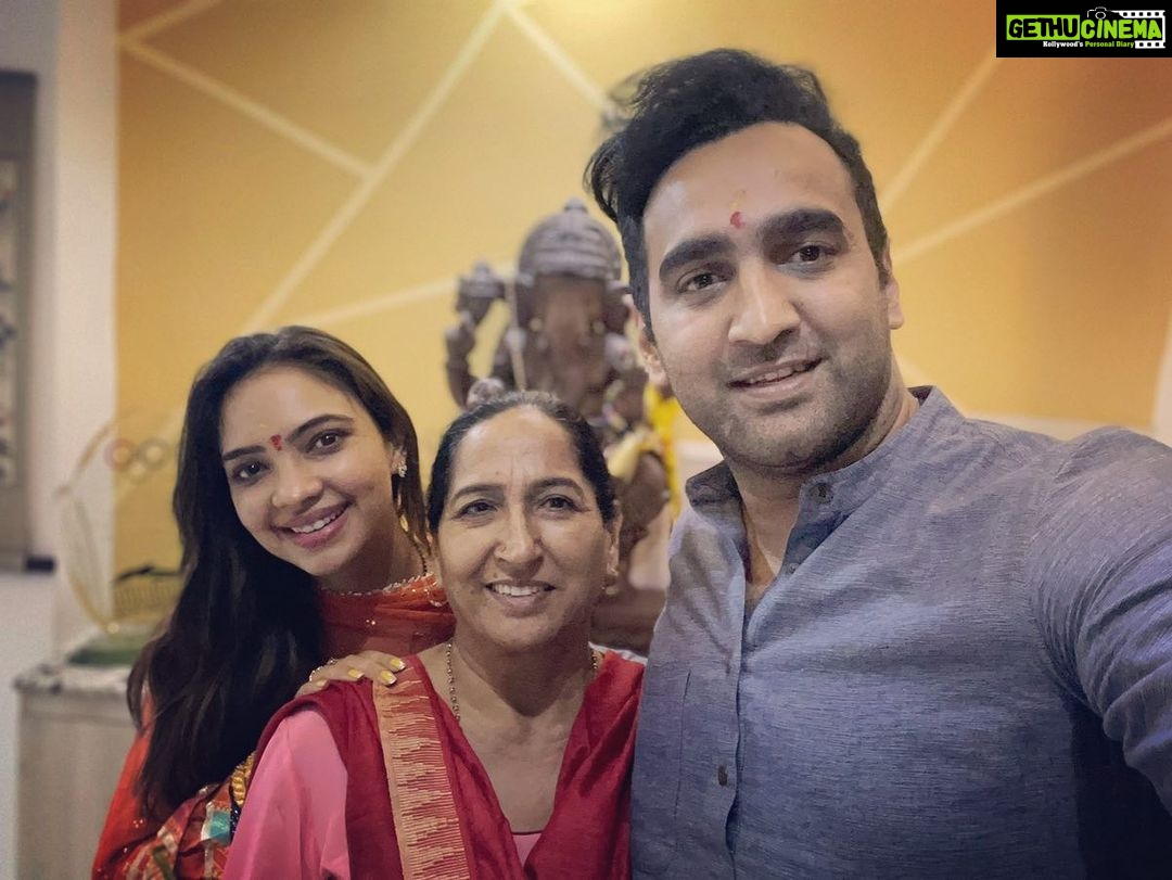 Pooja Banerjee Instagram - π§Ώπ #Diwali #familytime #NewDelhi #PoojaBanerjee #BlueMermaid #SandeepSejwal New Delhi