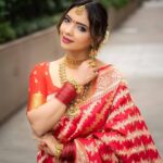Pooja Banerjee Instagram - #Dhanteras with @kankatala_ and @malabargoldanddiamonds Blouse by @blousehousebymahithaprasad Hair and Make-up by @jhanvimehta_mua_ Shot by @captis.studios.fashion Styled by- @thedotdiary #PoojaBanerjee #BlueMermaid #KanjeevaramSaree #RedSilkSaree #MalabarGold #templejwellery #SouthIndianSaree #southsilk #Kankatala #sareeindia #MomToBe Mumbai